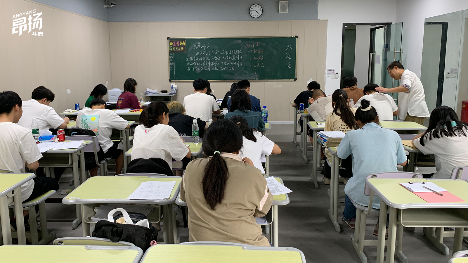重慶昂揚速才高考補習培訓中班教室